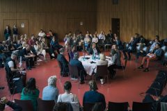 Fishbowl »Das Filmland Sachsen« mit Dr. Claudia Maicher (MdL,Vorsitzende Ausschuss für Wissenschaft, Hochschule, Medien, Kultur und Tourismus, Die Grünen), Dr. Christiane Schenderlein (MdB, Ausschuss für Kultur und Medien, kultur- und medienpolitische Sprecherin, CDU), Joachim Günther (1. Vorsitzender Filmverband Sachsen), Klaus Brinkbäumer (Programmdirektor des MDR in Leipzig), Dr. Markus Görsch (Mitteldeutsche Medienförderung, Leiter Förderung) und Moderatorin Vera Linß.