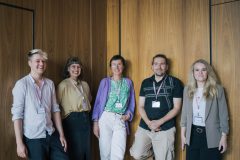 Die Teilnehmerinnen und Teilnehmer des Panels »Sachsens Fachkräfte« (v.ln.r.): Mirko Muhstoff (Absolvent TP2 Talentpool), Sophie Riedel (Absolventin SommerFilmAkademie Lausitz), Moderatorin Claudia Euen, Volkmar Koch (Absolvent Sächsische FilmakademieGörlitz) und Roxana Hennig (Absolventin SommerFilmAkademie Lausitz).