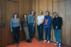 Die Telnehmerinnen und Teilnehmer des Vorgespräches zur Fishbowl »Mit Grüßen aus der Praxis« (v.l.n.r.): Moderatorin Vera Linß, Lion H.Lau (Drehbuchautor:in), Holm Taddiken (Produzent), Leon Brandt (Kamera), Alice von Gwinner (Regisseurin und Drehbuchautorin), André Klar (Tonmeister).