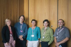 Die Teilnehmer:innen des Fachpanels »Kino als Ort« (v.l.n.r.): Caren Pfeil (Leiterin Metropol-Kino Gera), Katharina Repp (Geschäftsführerin Ring Kino), Moderator Lars Tunçay, Tilmann König (Filmemacher), Julia Irene Peters (jip-Film).