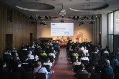 Das Panel »Sachsens Fachkräfte« mit Mirko Muhstoff (Absolvent TP2 Talentpool), Sophie Riedel (Absolventin SommerFilmAkademie Lausitz), Volkmar Koch (Absolvent Sächsische Filmakademie Görlitz), Roxana Hennig (Absolventin SommerFilmAkademie Lausitz) und Moderatorin Claudia Euen.