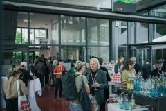 Netzwerken bei Kaffee und Kuchen im Wintergarten.