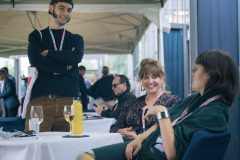 Netzwerken auf der Innenhofterrasse.