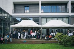 Netzwerken auf der Innenhofterrasse des Mediencampus Villa Ida.