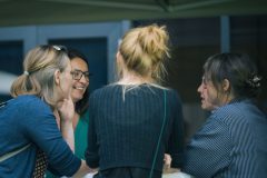 Austausch bei Kaffee und Kuchen auf Innenhofterrasse.