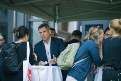 Joachim Günther (1. Vorsitzender Filmverband Sachsen) im Gespräch mit Gästen.