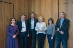 Die Teilnehmerinnen und Teilnehmer der Fishbowl »Das Filmland Sachsen« (v.l.n.r.): Dr. Claudia Maicher (MdL, Vorsitzende Ausschuss für Wissenschaft, Hochschule, Medien, Kultur und Tourismus, Die Grünen), Joachim Günther (1. Vorsitzender Filmverband Sachsen), Klaus Brinkbäumer (Programmdirektor des MDR in Leipzig), Dr. Christiane Schenderlein (MdB, Ausschuss für Kultur und Medien, kultur- und medienpolitische Sprecherin, CDU), Moderatorin Vera Linß,  Dr. Markus Görsch (Mitteldeutsche Medienförderung, Leiter Förderung).