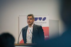 Joachim Günther bei der Eröffnungsrede zum Filmsommer 2023.