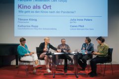 Fachpanel »Kino als Ort« (v.l.n.r.): Caren Pfeil (Leiterin Metropol-Kino Gera), Katharina Repp (Geschäftsführerin Ring Kino), Moderator Lars Tunçay, Tilmann König (Filmemacher), Julia Irene Peters (jip-Film).