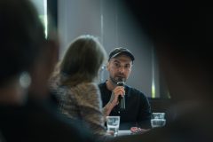 André Klar (Tonmeister) beim Vorgespräch zur Fishbowl »Mit Grüßen aus der Praxis«.