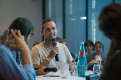 Kamermann Leon Brandt beim Vorgespräch zur Fishbowl »Mit Grüßen aus der Praxis«.