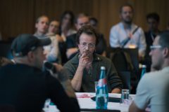 Lion H Lau (Drehbuchautor:in) beim Vorgespräch zur Fishbowl »Mit Grüßen aus der Praxis«.