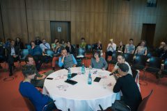 Vorgespräch zur Fishbowl »Mit Grüßen aus der Praxis« mit Lion H.Lau (Drehbuchautor:in), Holm Taddiken (Produzent), Leon Brandt (Kamera), Alice von Gwinner (Regisseurin und Drehbuchautorin), André Klar (Tonmeister) und Moderatorin Vera Linß.